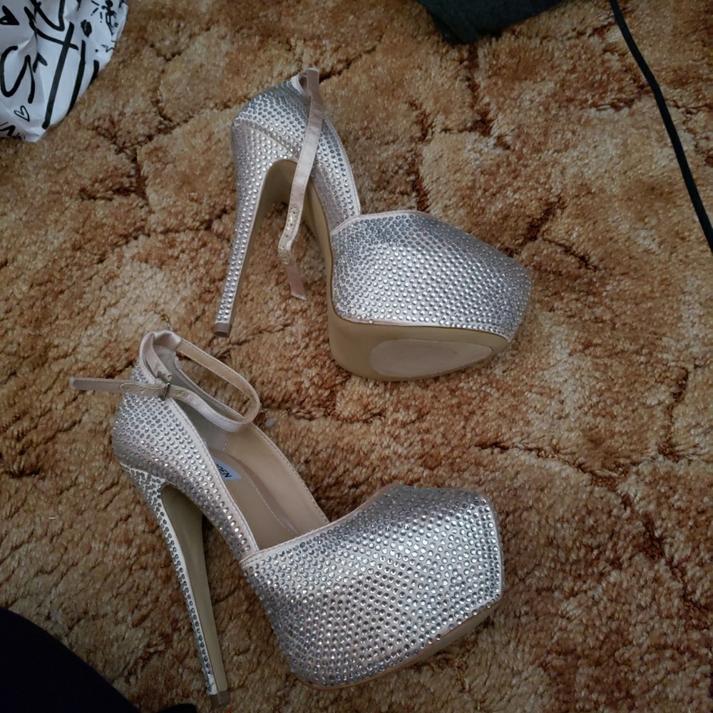 Heels - Picture 3 of 3